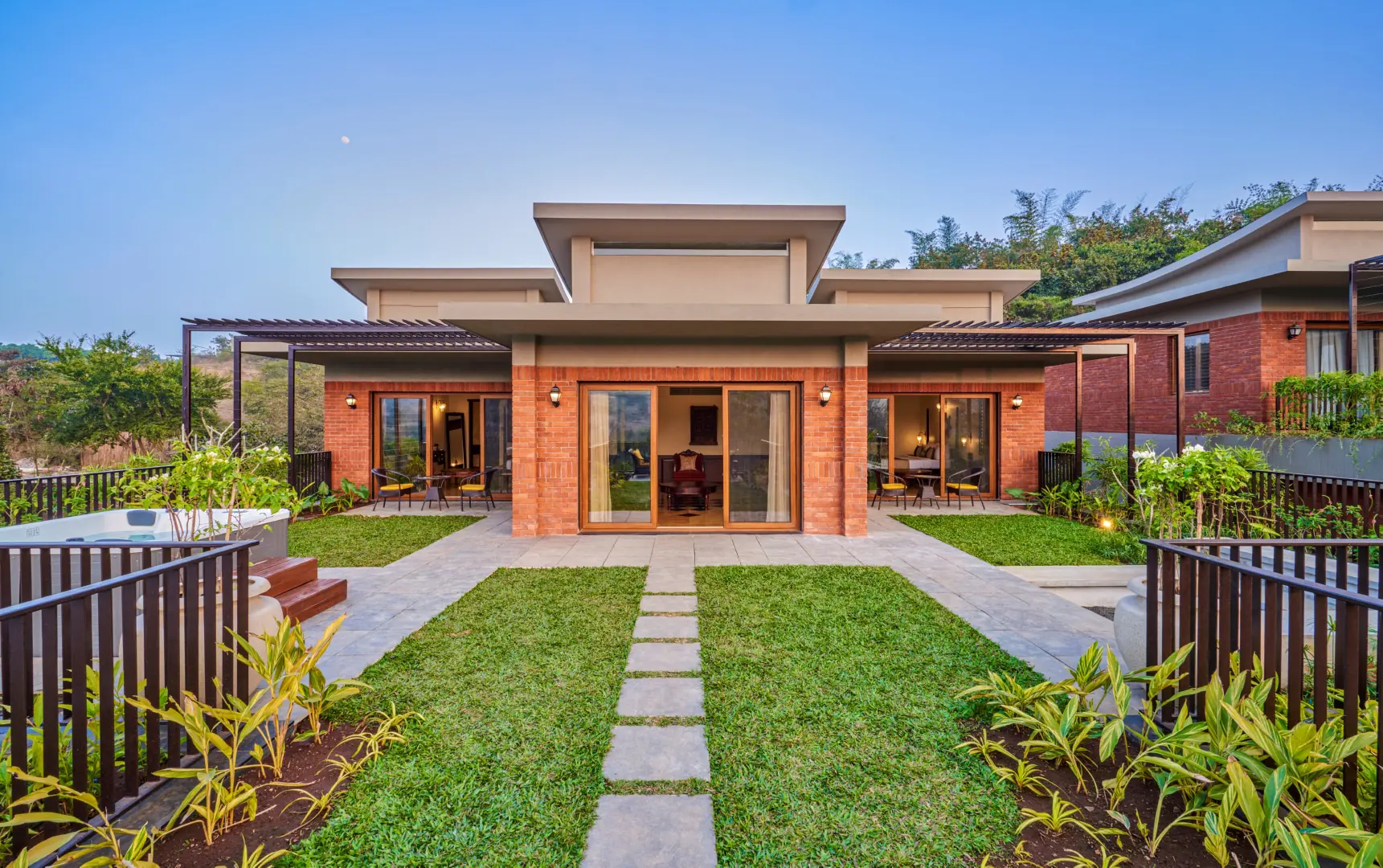 Maharaja Suite 1 - Lakeside Maharaja Suite - Grape County Eco Resort & Villas - Resort in Nashik